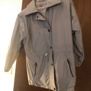 Women ski wear jacket with inside zipper and snap buttons in front